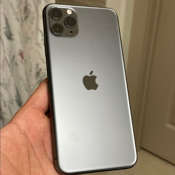 iPhone 11 Pro Max ready to use with any carrier - Picture 2 of 4